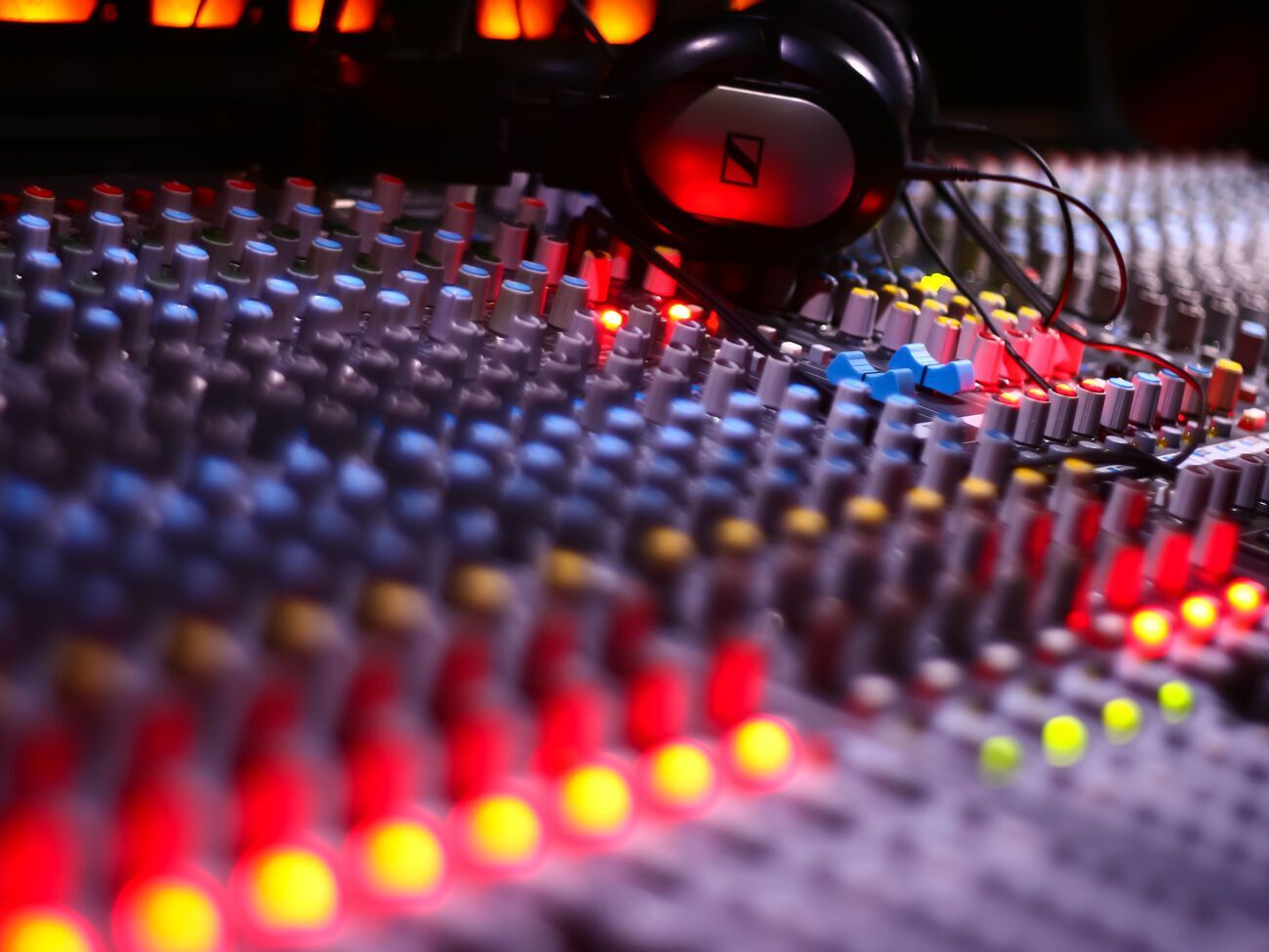 Думки музикантів щодо законопроєкту, який ухвалила Рада, розділилися