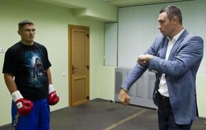 Виталий Кличко (справа) обещал Усику (слева), что он будет чемпионом мира