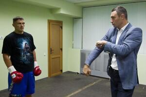 Виталий Кличко (справа) обещал Усику (слева), что он будет чемпионом мира