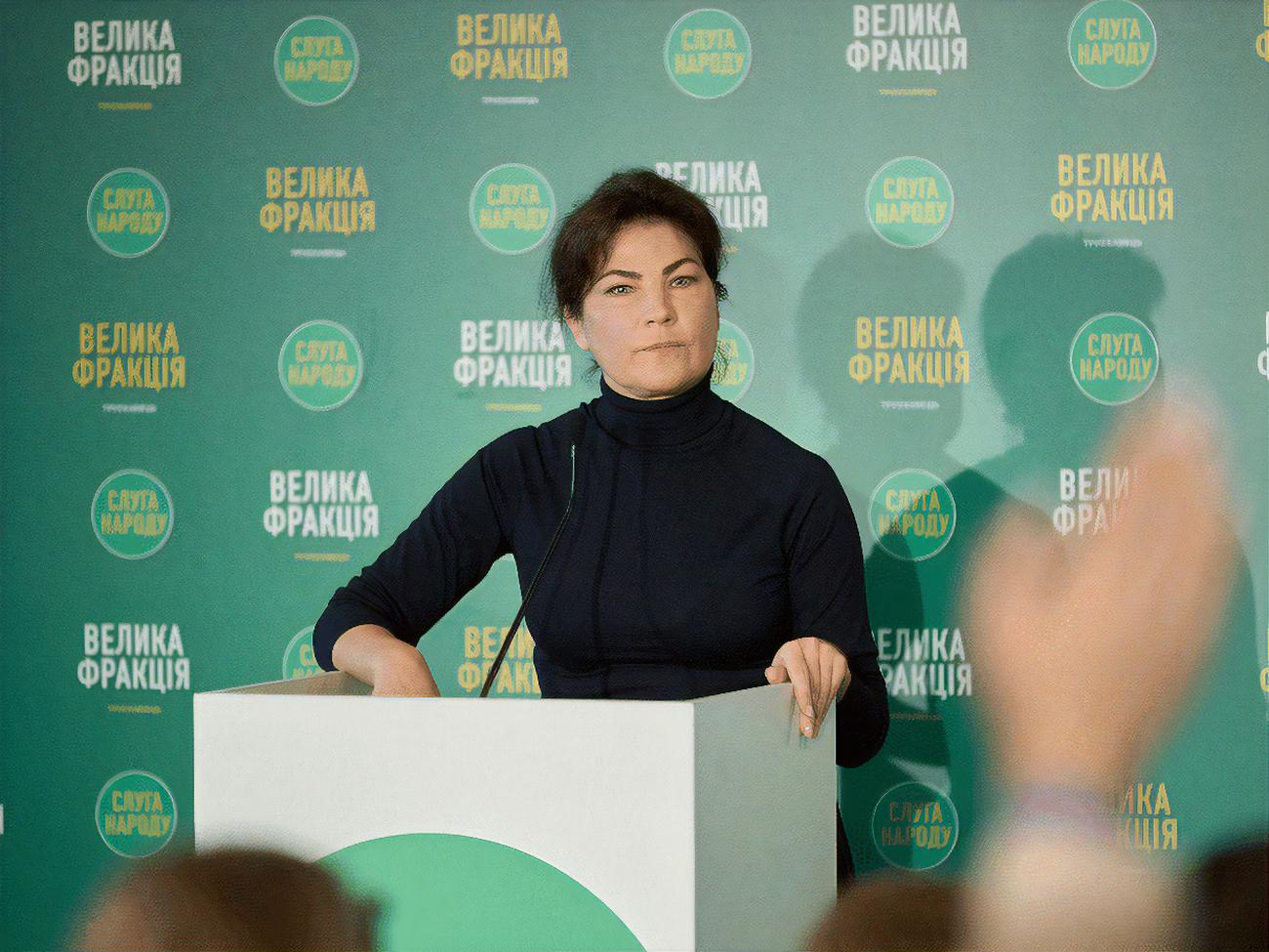 За словами Венедіктової, прокурорам, звільненим у межах люстрації та реформування прокуратури, виплачують компенсації