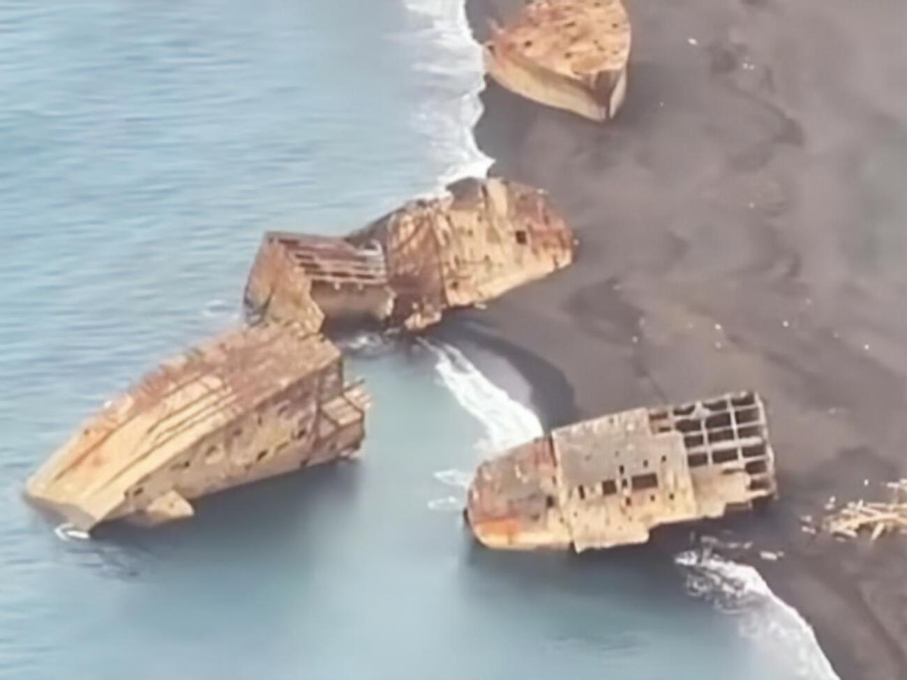 У Иводзимы со дна океана поднялись затопленные в 1945 году корабли