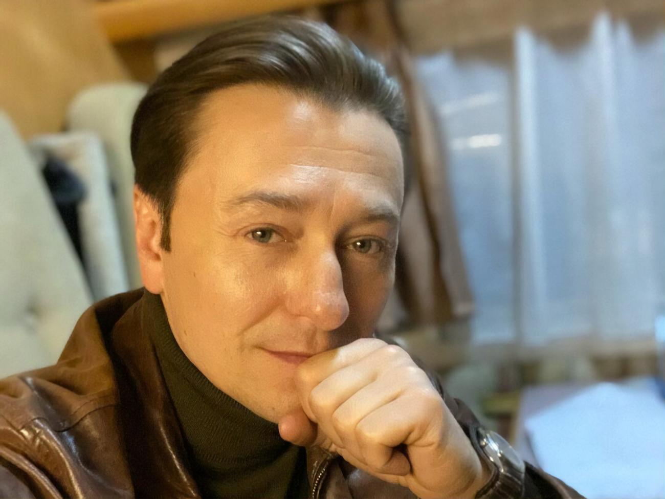 Безруков заверил, что переносит болезнь легко