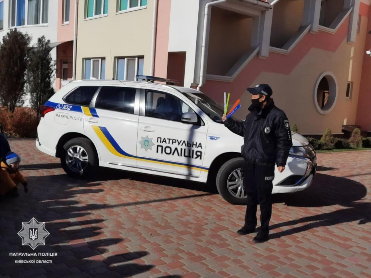 Патрульна поліція відвезла дитину додому й передала матері