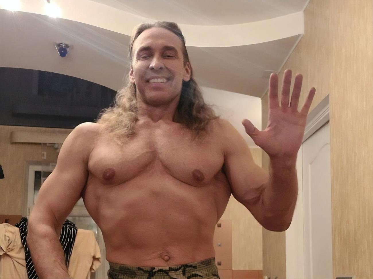 Стриптизер и муж певицы Наташи Королевой Тарзан был признан потерпевшим в деле о вымогательстве