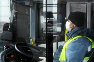 Людям похилого віку в Криму скасували пільговий проїзд у транспорті
