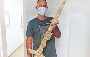 Кацин передал меч Управлению древностей и получил за это почетную грамоту