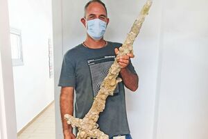 Кацин передал меч Управлению древностей и получил за это почетную грамоту