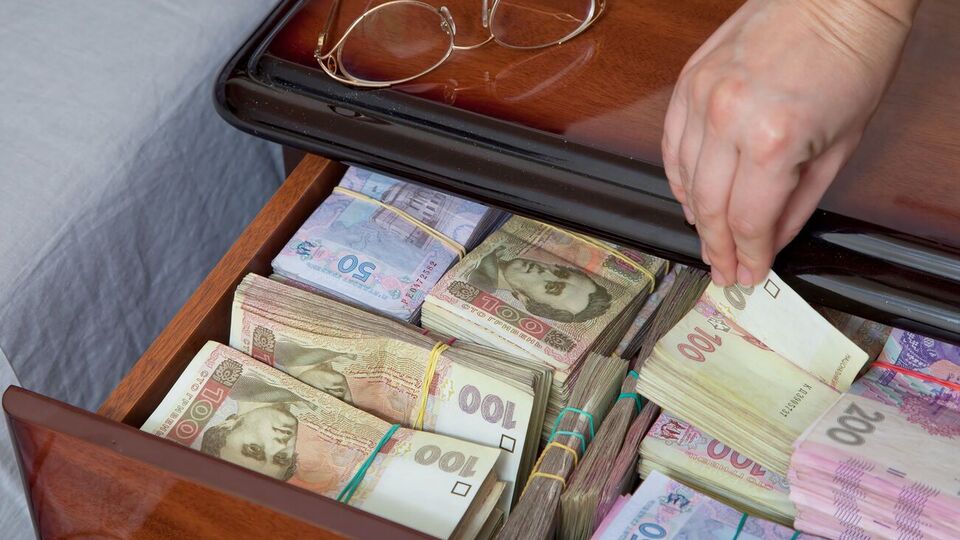 10,7% украинцев сказали, что их материальное положение улучшилось