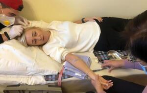 На Устинову упал дверной засов