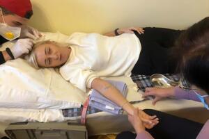 На Устинову упал дверной засов