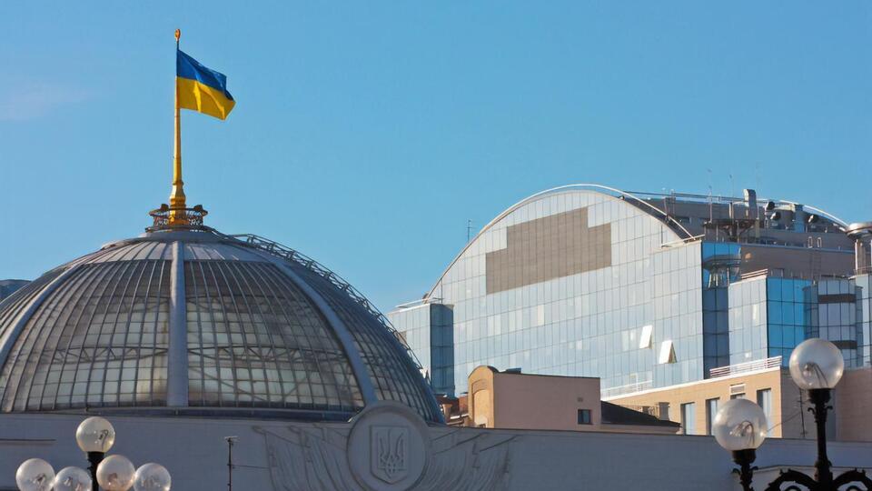 Каждый народный депутат по закону может нанять себе помощника или нескольких