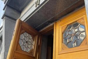 На Устінову впав засув від дверей на вході в Раду