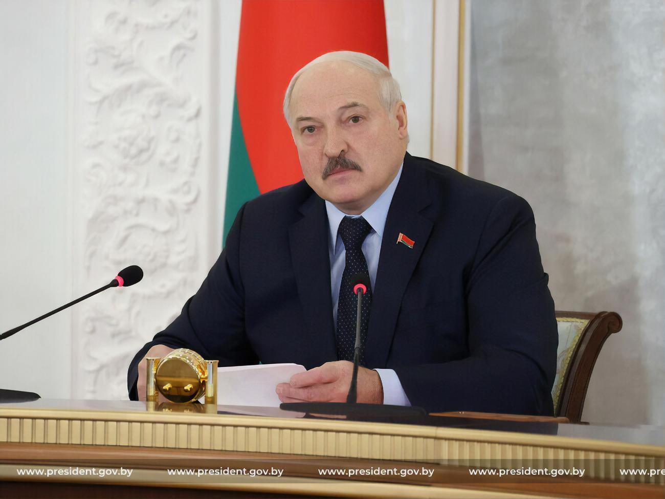 Лукашенко вимагає від чиновників не тиснути на людей, які не носять масок