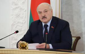 Лукашенко потребовал от чиновников не давить на людей, которые не носят маски