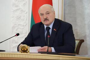 Лукашенко потребовал от чиновников не давить на людей, которые не носят маски