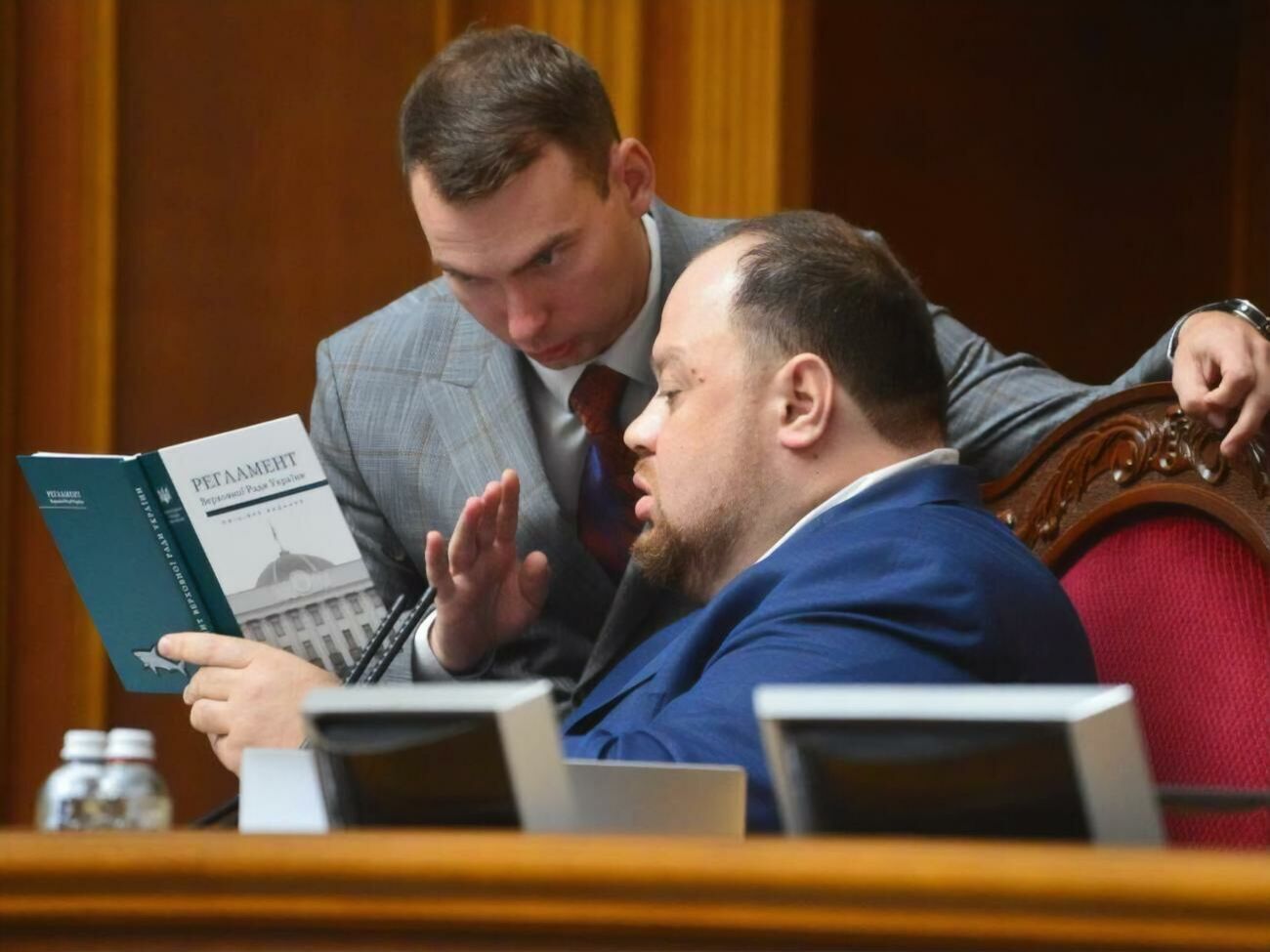 Железняк (слева на фото) говорит, что остается председателем фракции "Голос"