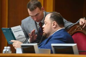 Железняк (слева на фото) говорит, что остается председателем фракции "Голос"