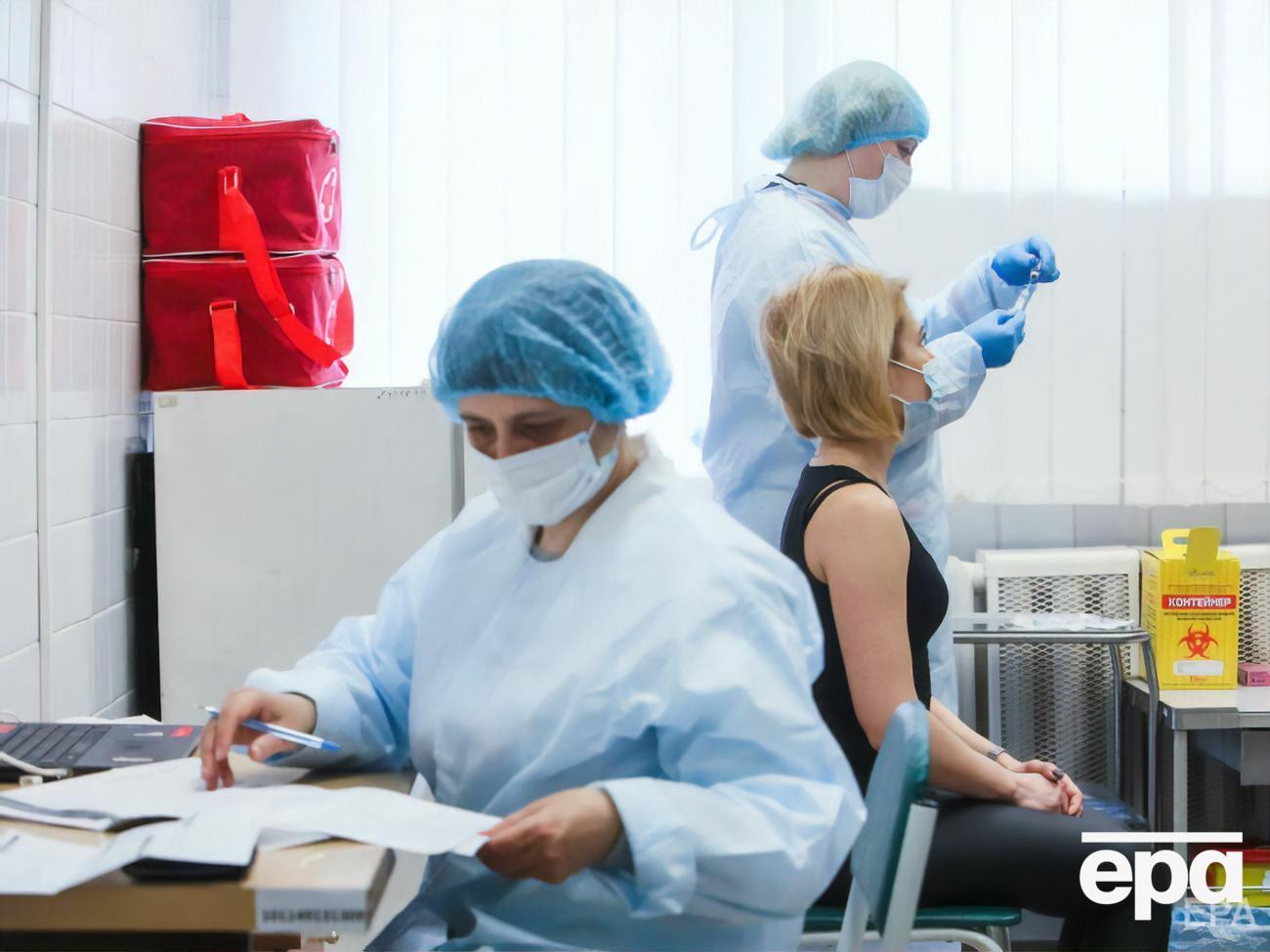Вакцинация от COVID-19 началась в Украине в феврале