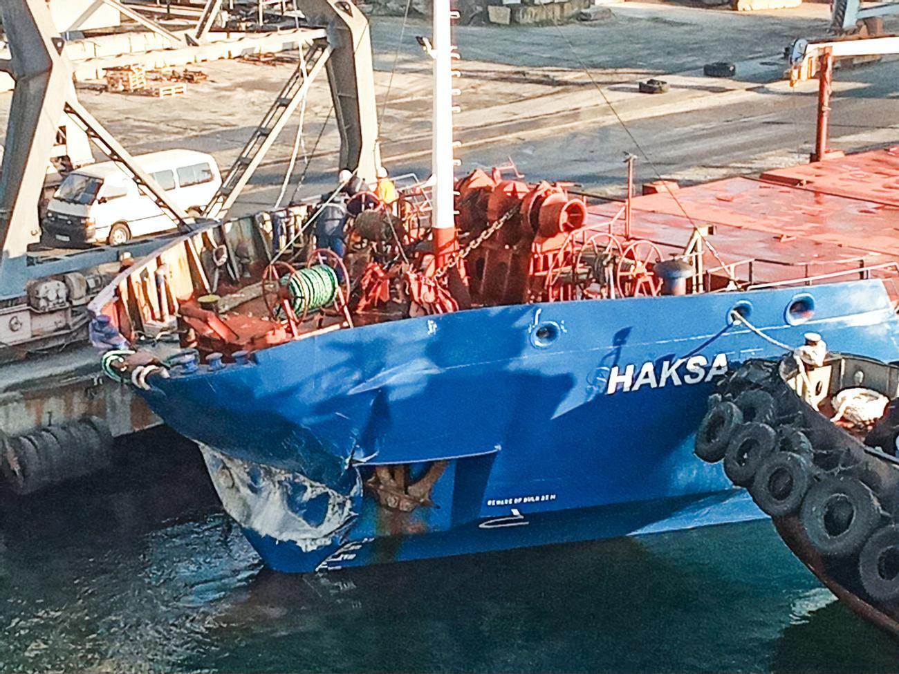 Судно врезалось в причал носовой частью