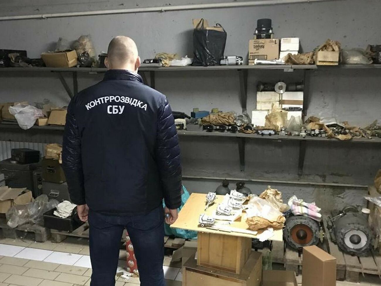 Під час обшуків правоохоронці виявили велику кількість авіаційних запчастин, підготовлених до нелегального переправлення за кордон