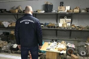Під час обшуків правоохоронці виявили велику кількість авіаційних запчастин, підготовлених до нелегального переправлення за кордон