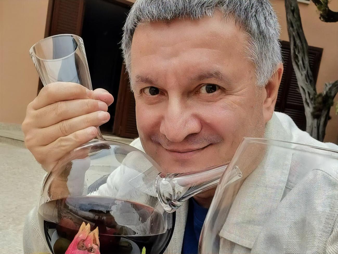 Сьогодні стало відомо, що Аваков заразився коронавірусом і пішов на самоізоляцію