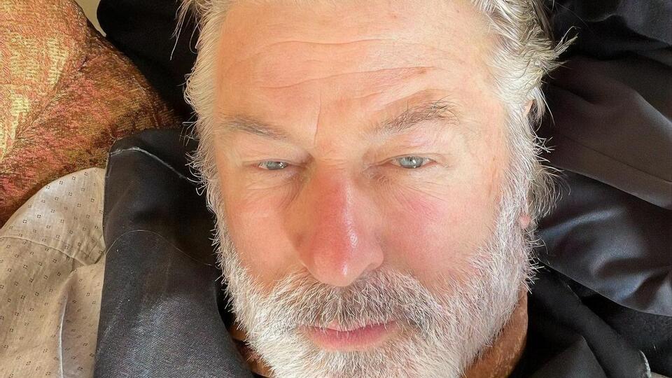 "Нет слов, чтобы передать мой шок и печаль", – написал 63-летний Болдуин