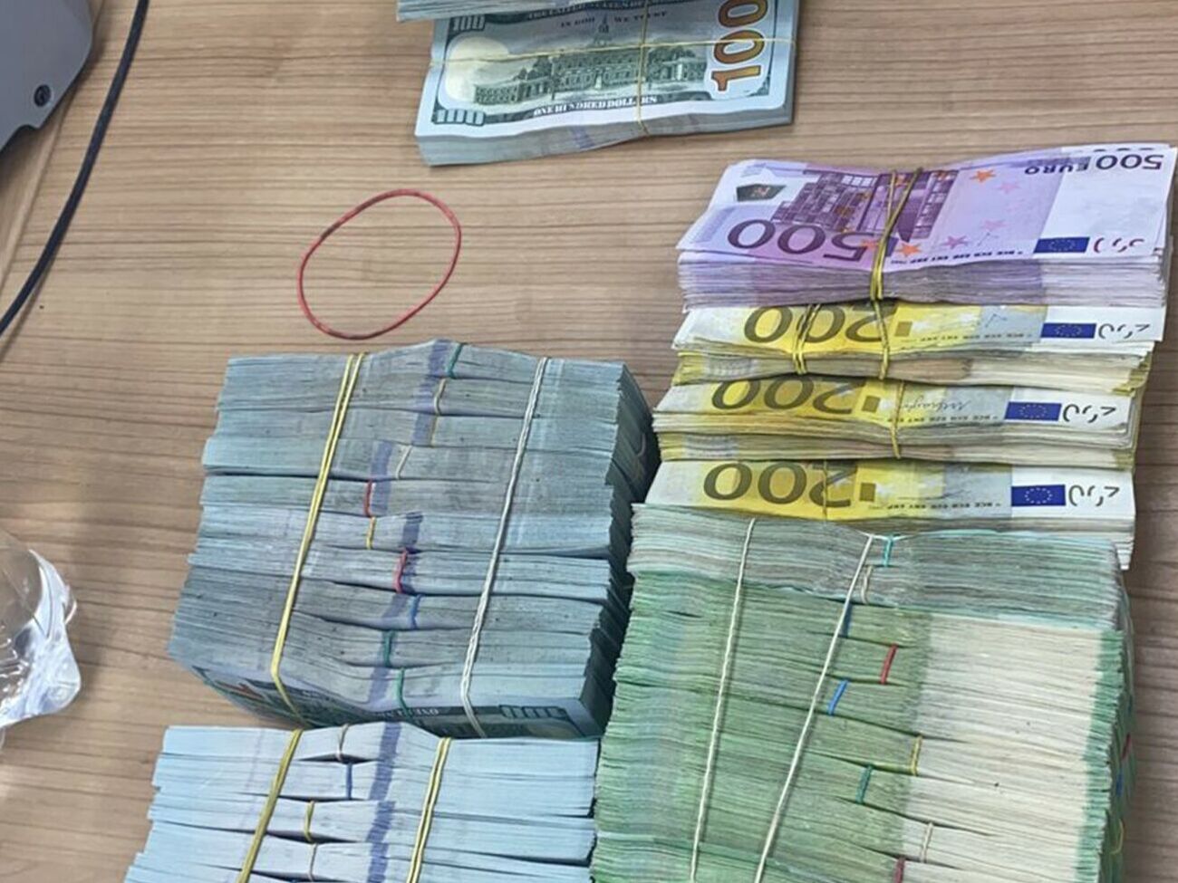 На вилучені у підозрюваних гроші Шевченківський районний суд Києва наклав арешт