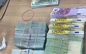 На вилучені у підозрюваних гроші Шевченківський районний суд Києва наклав арешт