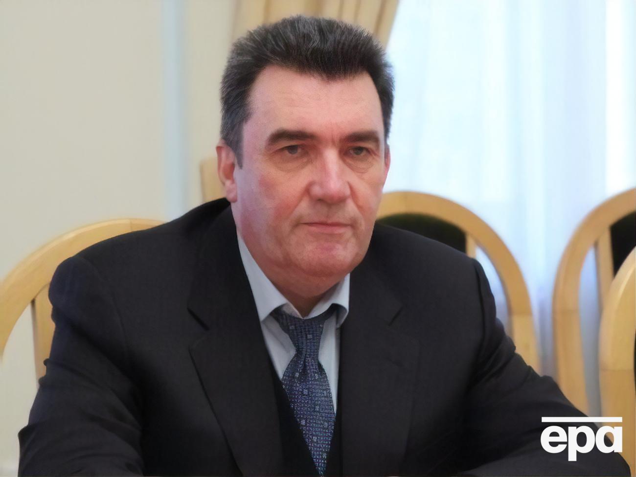 Данилов подчеркнул, что "вакцина есть любая"