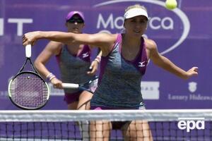 Надежда Киченок (на фото на переднем плане) играет в паре с теннисисткой из Румынии