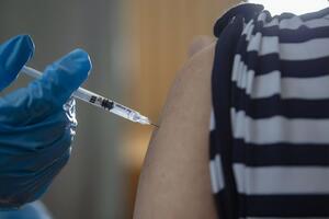 У пік пандемії можна і потрібно вакцинувати проти коронавірусу, але необхідно водночас дотримуватися протиепідемічних заходів, сказав ізраїльський лікар Борис Бриль