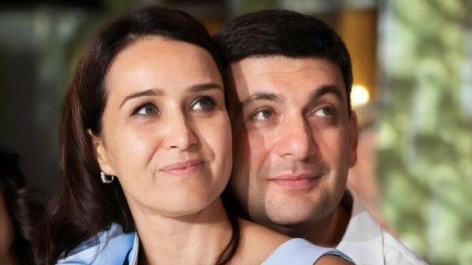 Олена і Володимир Гройсмани одружилися у 1997 році, дружина старша за політика на п'ять років