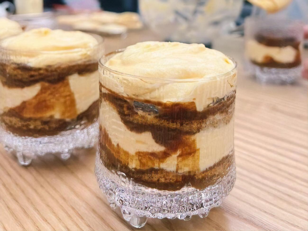 Тирамису можно подавать в креманке или стакане