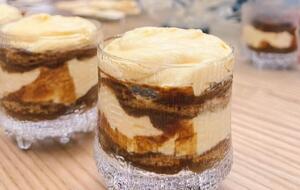 Тирамису можно подавать в креманке или стакане