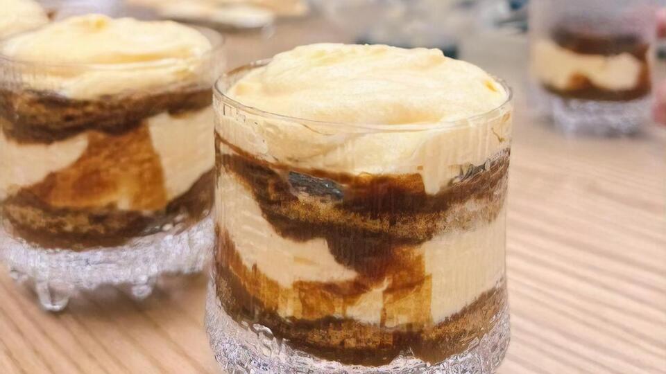 Тирамису можно подавать в креманке или стакане