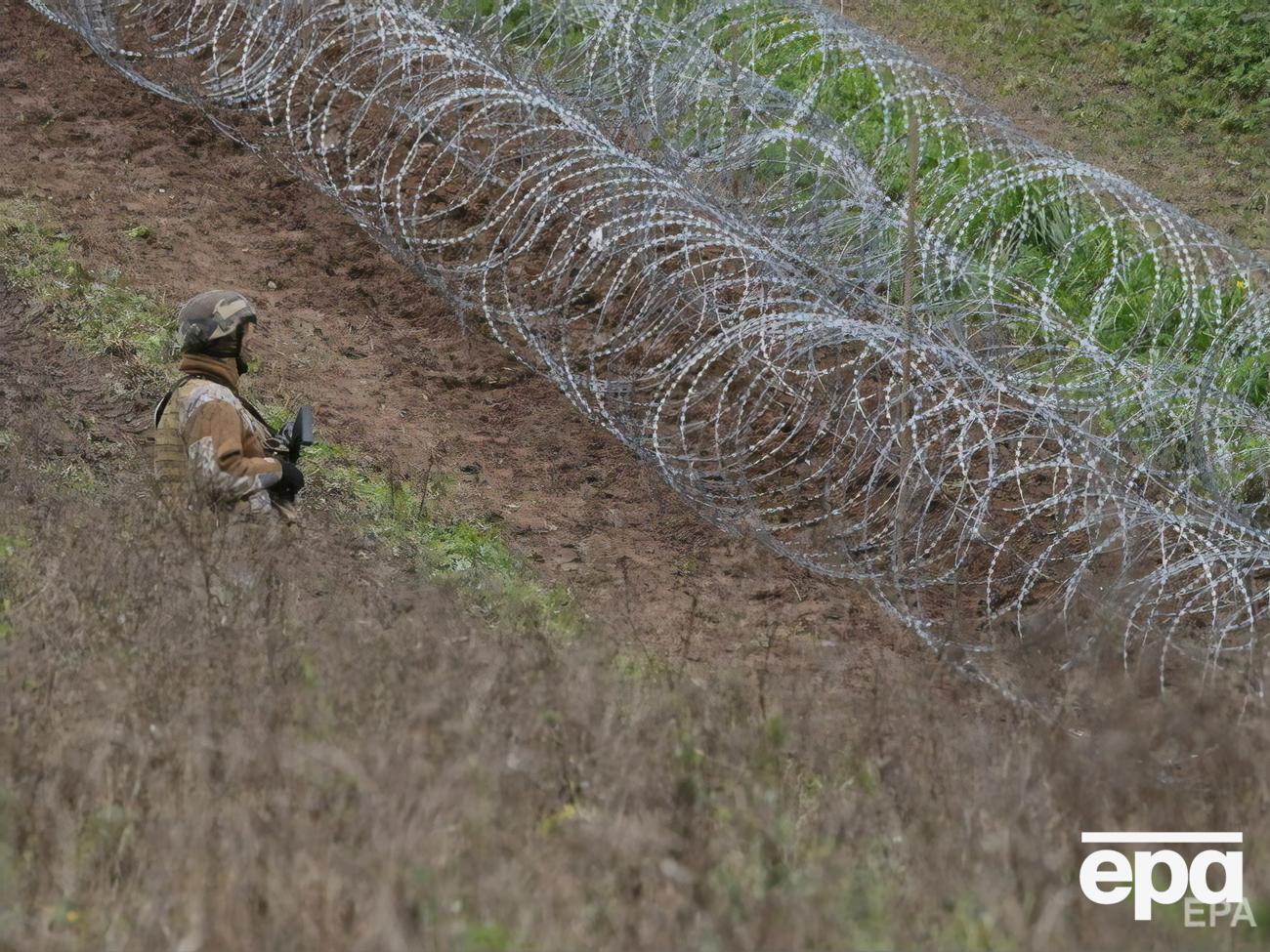 Власти Литвы, Латвии и Польши строят заборы с колючей проволокой вдоль границы с Беларусью для защиты от потока мигрантов