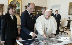 Футболку Мессі Франциску (праворуч) передав Кастекс (ліворуч)