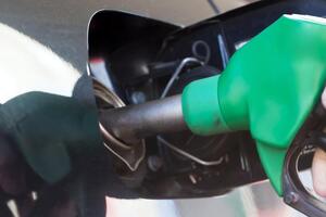 Максимальная цена на бензин в сетях АЗС не должна превышать 33,2 грн/литр