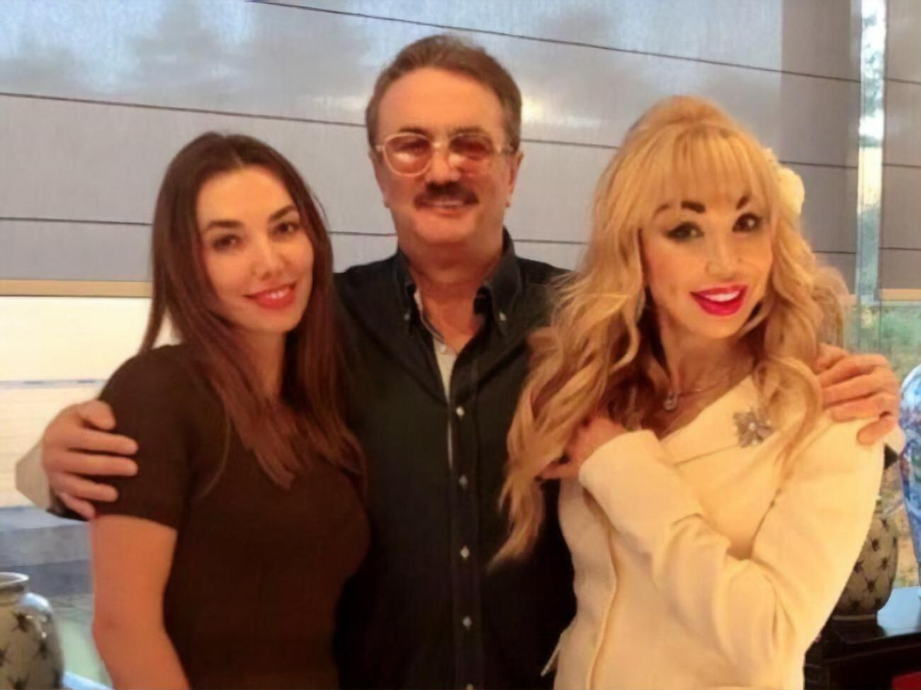 Виктор Захаров с дочерью Марией и супругой Машей Распутиной