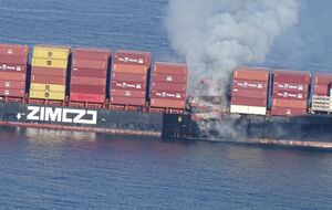 Судно загружено химикатами для горнодобывающей промышленности