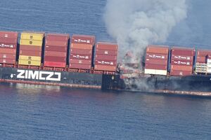 Судно загружено химикатами для горнодобывающей промышленности