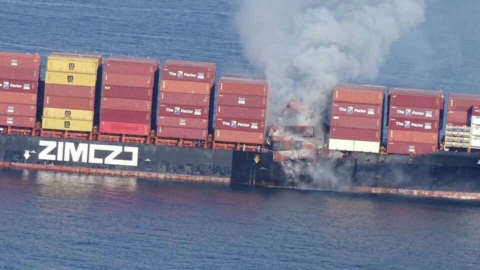 Судно загружено химикатами для горнодобывающей промышленности