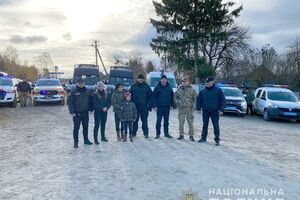 Поліцейські після огляду медиків повернули дитину батькам