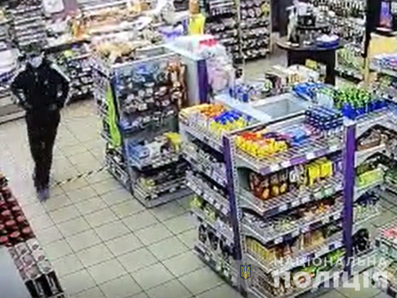 Правоохоронці подивилися відео з камер спостереження й установили, що зловмисник добре орієнтувався у приміщенні АЗС