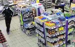 Правоохоронці подивилися відео з камер спостереження й установили, що зловмисник добре орієнтувався у приміщенні АЗС