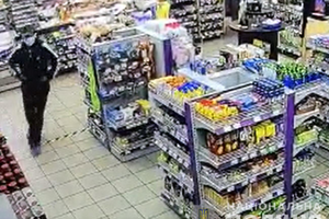 Правоохоронці подивилися відео з камер спостереження й установили, що зловмисник добре орієнтувався у приміщенні АЗС