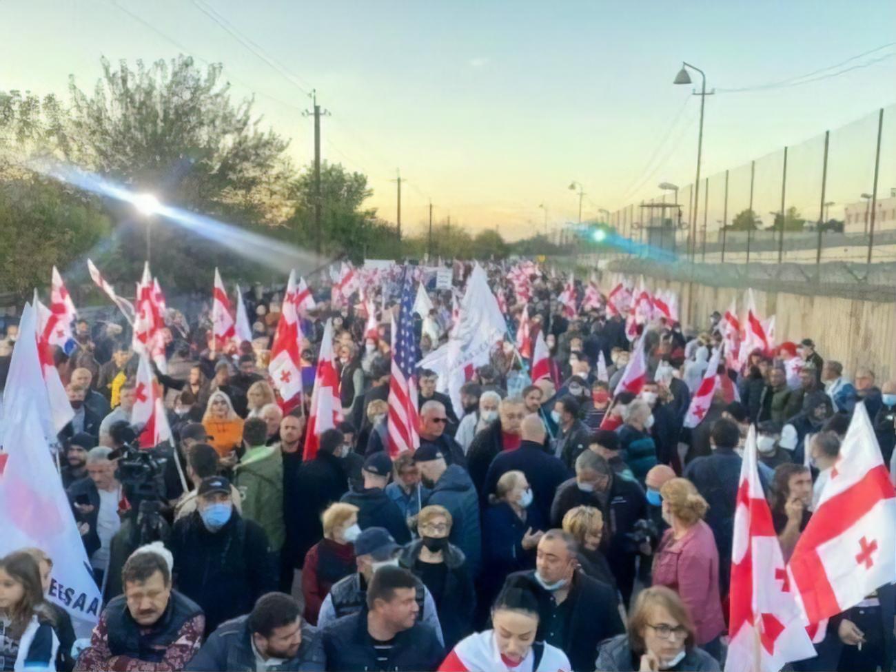 Сторонники Саакашвили требуют госпитализировать его в гражданскую клинику