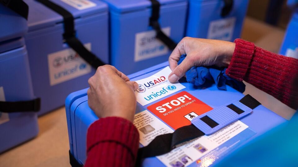 Украина получила первую партию оборудования, в том числе 2700 термосумок