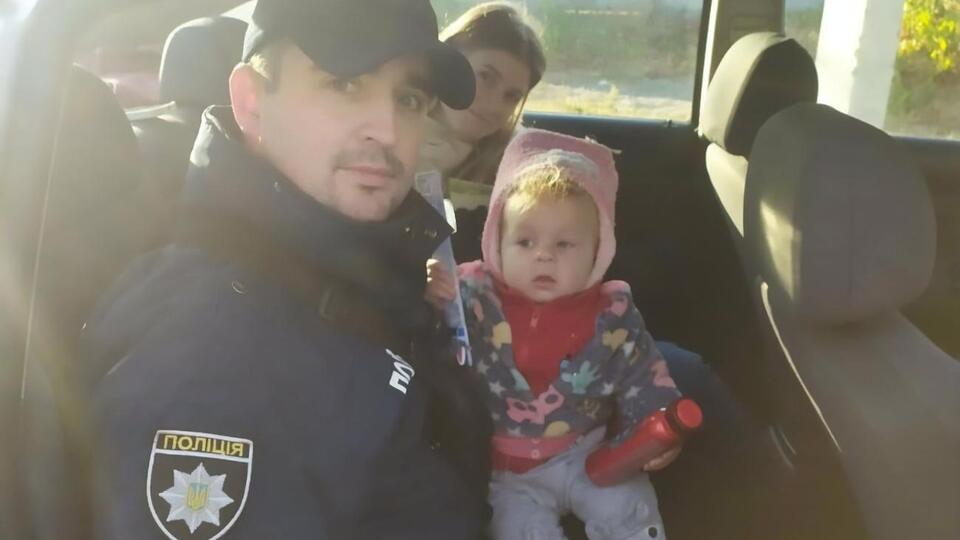Девочка невредима, ее обследуют медики